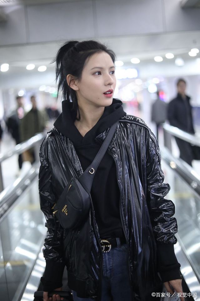 张予曦穿黑色皮衣走路自带超模气场!网友:不忘"老本行"啊!